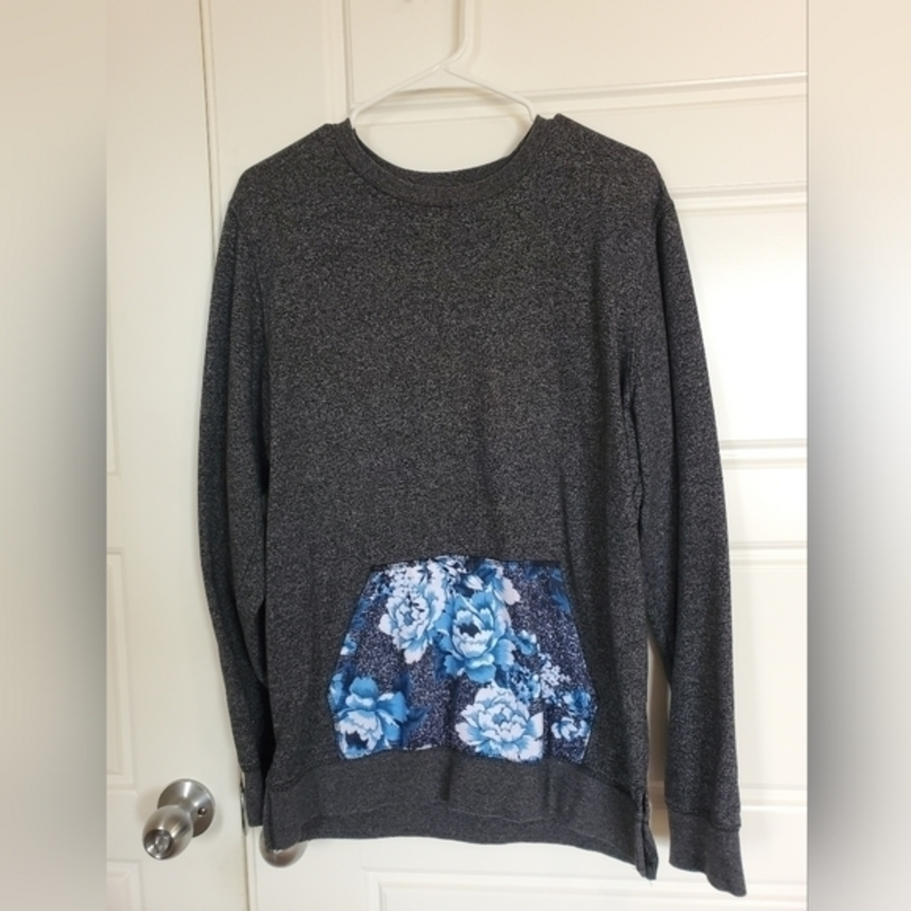 On the byas sweatshirt‎